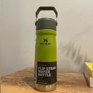 Stanley 22oz Flip Straw Water Bottle